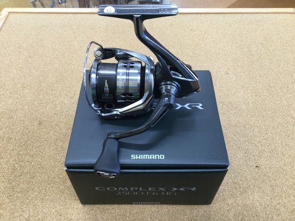 【寝屋川店】（新製品入荷情報☆第２弾☆）シマノ　２５コンプレックスＸＲ２５００Ｆ６ＨＧ、一誠　沈み蟲１．８インチ／２．２インチ／２．６インチ／３．２インチ（中央漁具オリジナルカラー）　カタクチワームヤバクネ４．５インチ　入荷致しました！サムネイル
